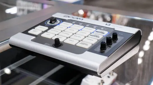 Zoom - V3 Multi-effects Vocal Processor 2